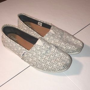 Women’s white size 8 Toms Argyle/Diamond print